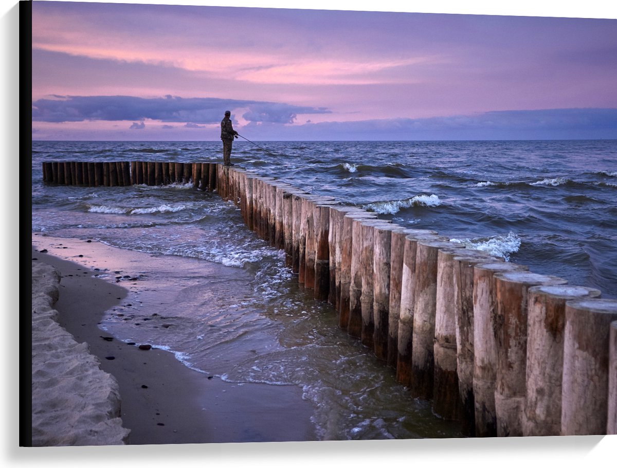 Canvas - Man op Palen in de Wilde Zee tijdens het Vissen - 100x75 cm Foto op Canvas Schild