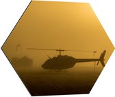 Dibond Hexagon - Gelande Helikopter in de Rook - 60x52.2 cm Foto op Hexagon (Met Ophangsysteem)