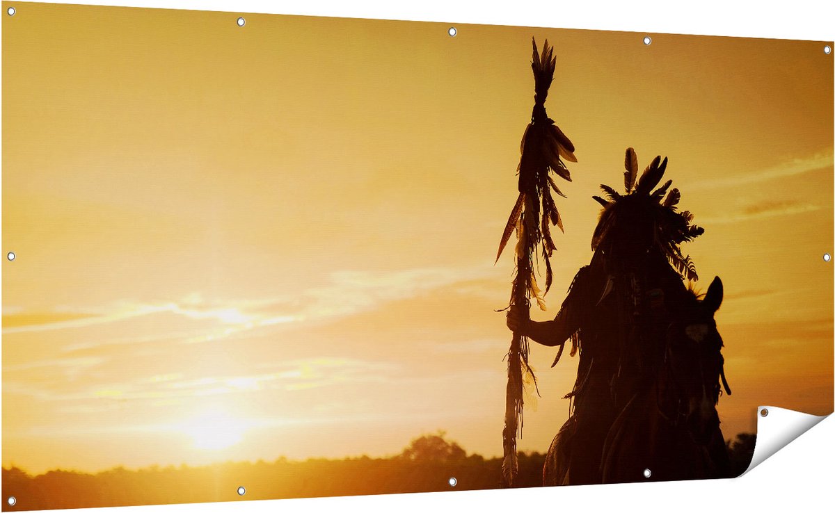 Gards Tuinposter Indiaan met een Speer bij Zonsondergang - 200x100 cm - Tuindoek - Tuindecoratie - Wanddecoratie buiten - Tuinschilderij Multikleur