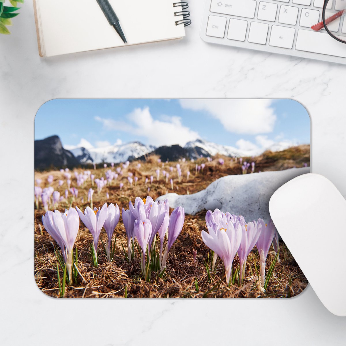 Muismat - Kleine Bloeiende Roze Bloemen in Berglandschap - 25x18 cm - 2 mm Dik - Muismat van Vinyl