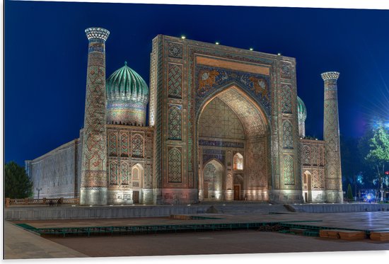 Dibond - Sher Dor Madrasah Tempel in Oezbekistan - 105x70 cm Foto op Aluminium (Met Ophangsysteem)