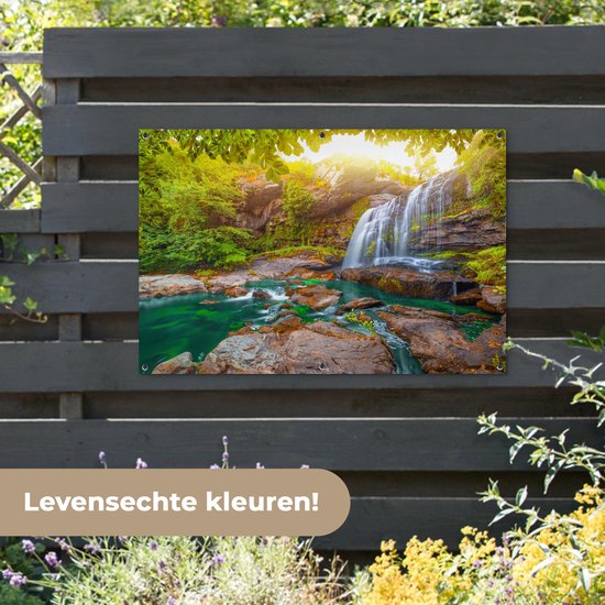 Tuinposter waterval - Planten - Stenen - Natuur - Zonlicht - Tuinschilderij voor buiten - Schutting decoratie - Tuin - 120x80 cm - Tuindecoratie - Schuttingdoek - Tuindoek