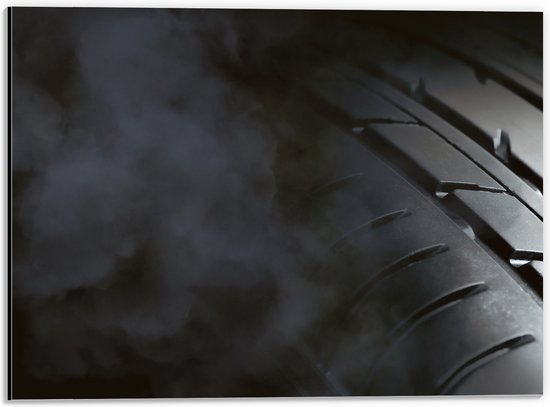 Dibond - Rook bij Zwarte Banden - 40x30 cm Foto op Aluminium (Met Ophangsysteem)