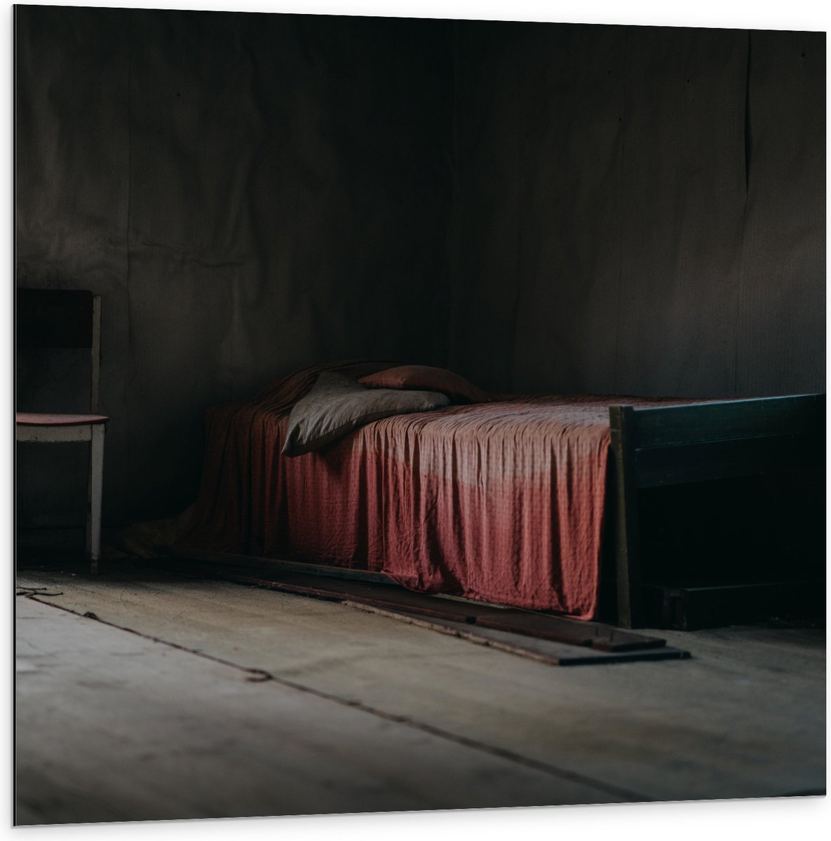 Dibond - Bed met Rood Dekbedovertrek in Houten Kamer - 100x100 cm Foto op Aluminium (Wandd