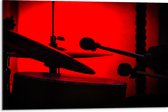 Dibond - Drumtoestel in Rood Licht - 75x50 cm Foto op Aluminium (Wanddecoratie van metaal)