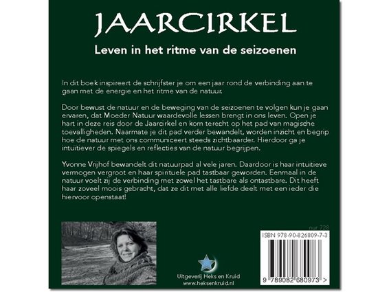 De achterkant van het boek 'Jaarcirkel: Leven in het ritme van de seizoenen' met tekst, een foto van Yvonne Vrijhof en een barcode.