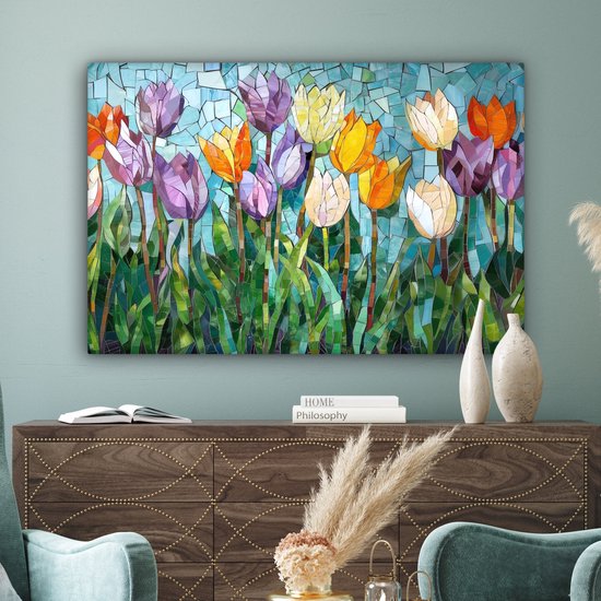 Mozaïek van kleurrijke tulpen boven een houten dressoir met vazen in een woonkamer.