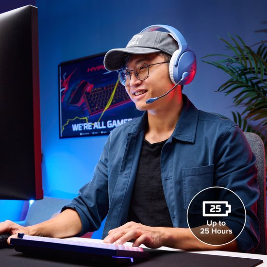 Man met blauwe headset speelt op pc, met icoon dat tot 25 uur batterijduur aangeeft.