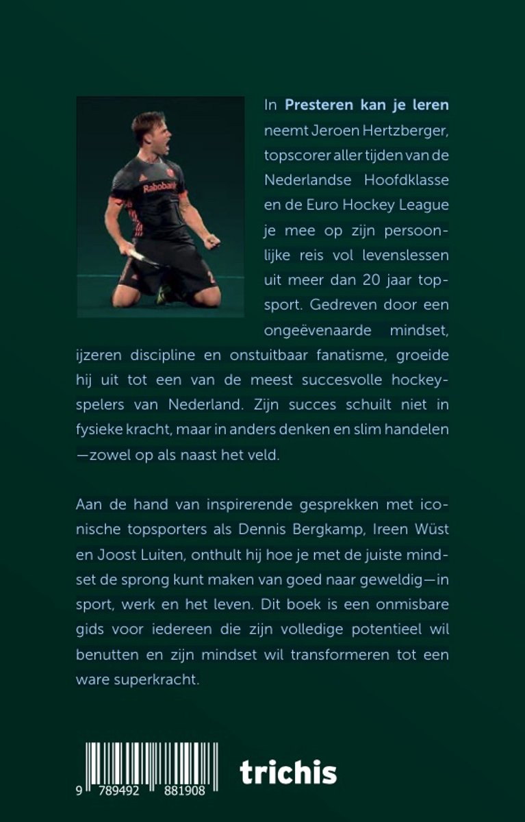Jeroen Hertzberger in hockeytenue op knieën, rug van boek 'Presteren kan je leren'