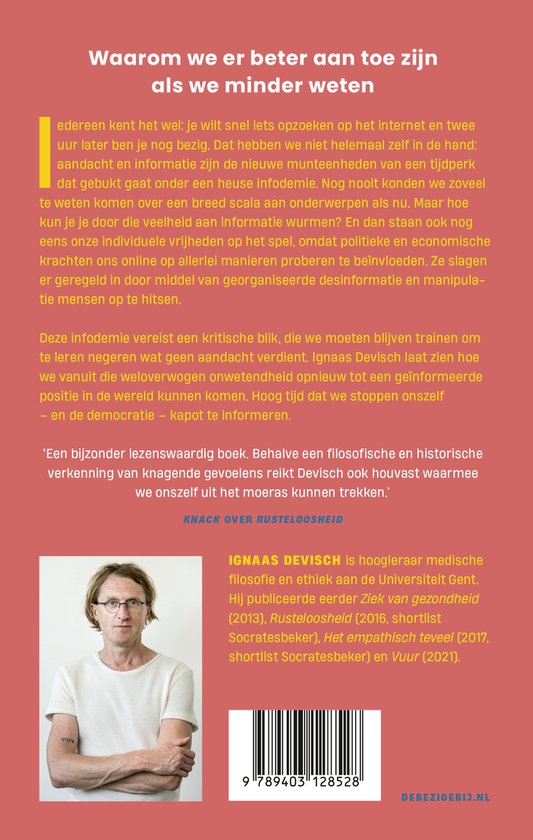 Portret van een man met bril en baard, glimlachend, met tekst 'Waarom we er beter aan toe zijn als we minder weten'.