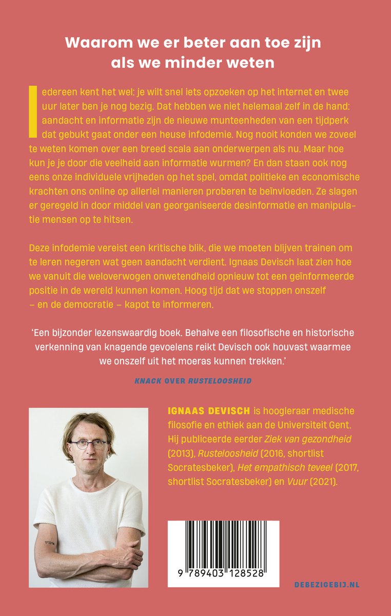 Portret van een man met bril en baard, glimlachend, met tekst 'Waarom we er beter aan toe zijn als we minder weten'.