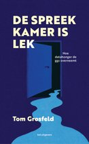 Boek kaft met de titel 'De spreekkamer is lek'. Een blauwe deur staat open, waar water uit stroomt op een donkerblauwe achtergrond. De naam Tom Grosfeld staat onderaan.