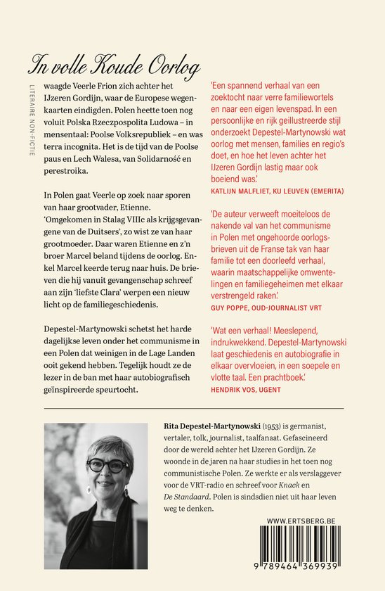 Boek met een portret van Rita Depestel-Martynowski. Ze kijkt naar de kijker en draagt een bril en een zwart jasje. Rechtsboven staat de titel 'In volle Koude Oorlog'.
