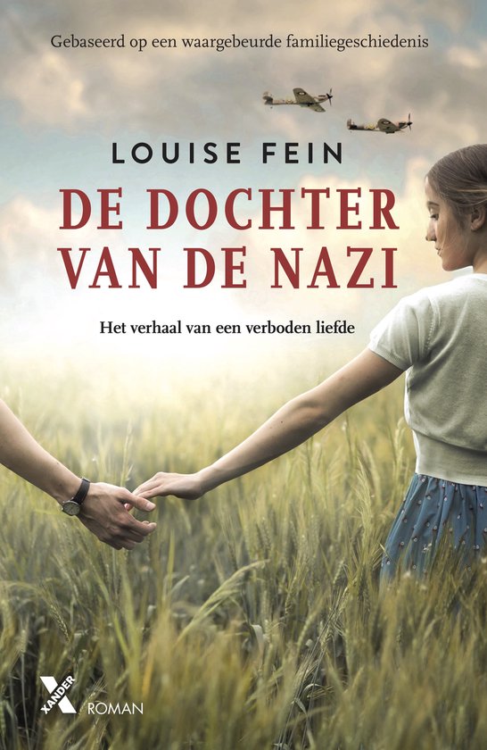 Zicht op de handen van een jong koppel dat elkaar vasthoudt in een graanveld. Twee vliegtuigen vliegen in de lucht. Titel: De dochter van de Nazi.