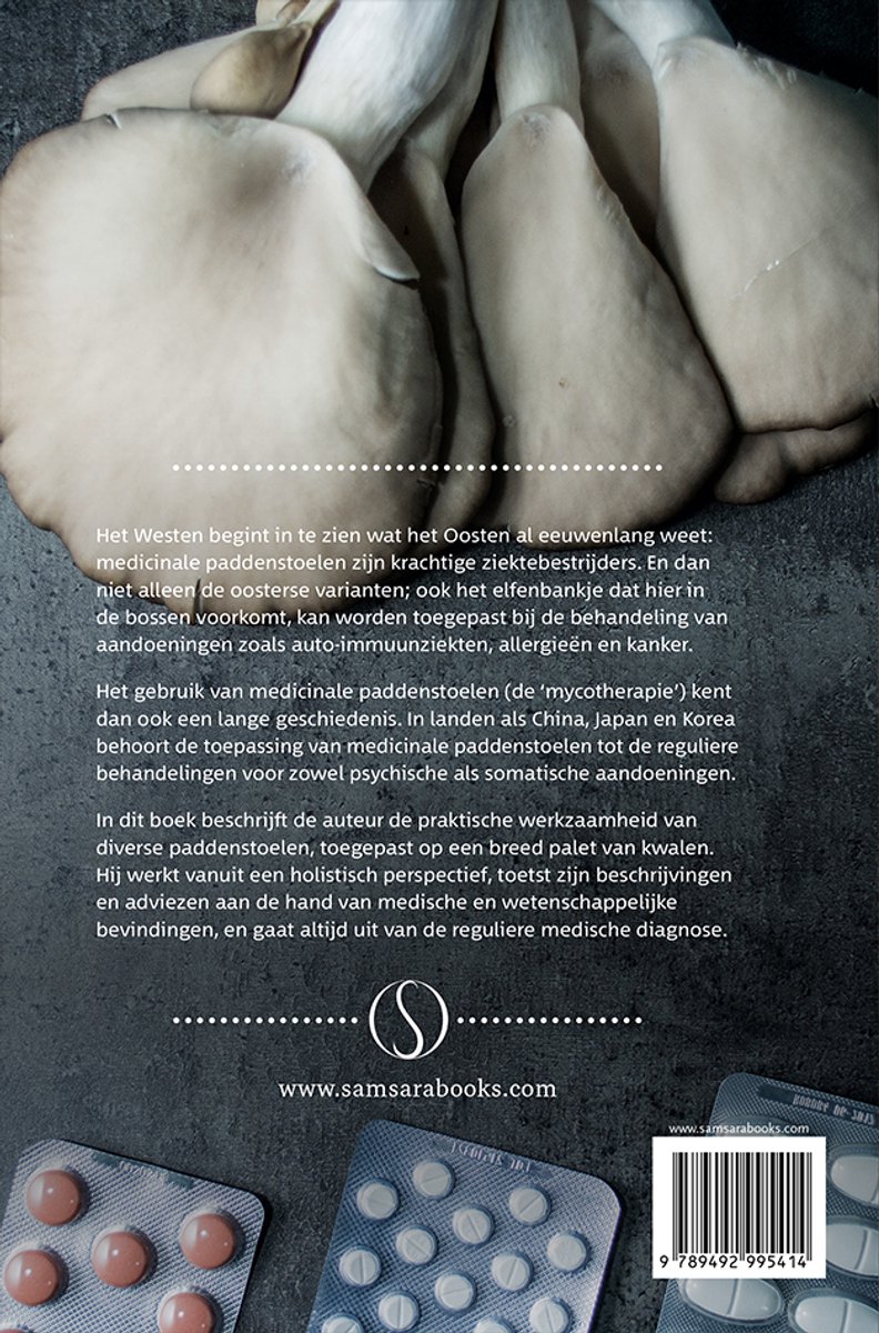 Achterkant van het boek 'Medicinale paddenstoelen' met tekst en foto's van paddenstoelen en pillen.