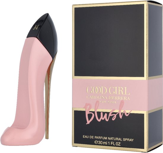 Roze pumpvormige parfumfles naast de verpakking 'Good Girl Carolina Herrera Blush'.
