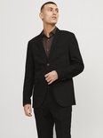Man in zwart JACK & JONES blazer met bruine blouse. De blazer heeft een reverskraag en sluit met knopen.