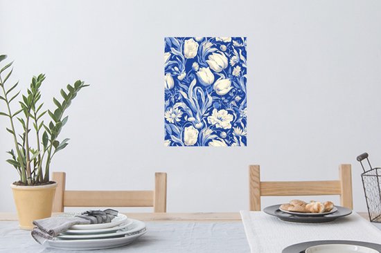 Papier peint bleu avec fleurs crème, tulipes et feuilles au-dessus d'une table.
