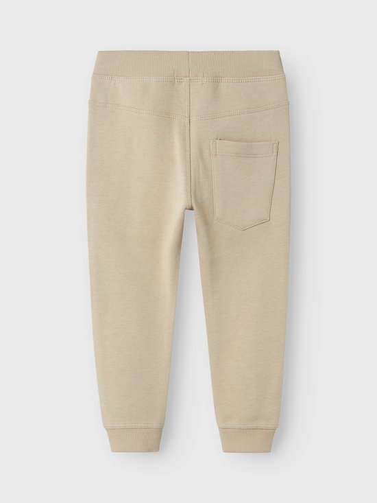 Zandkleurige joggingbroek met elastische tailleband, trekkoord en opgestikte achterzak.