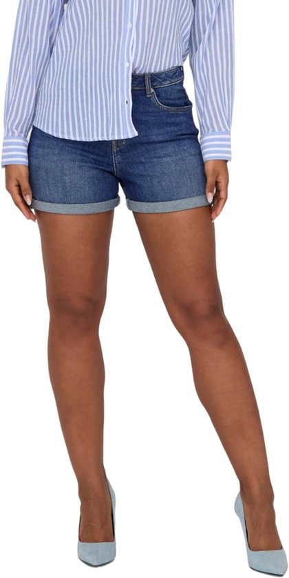 Model draagt een blauwgestreepte blouse en denim shorts met opgerolde zoom.
