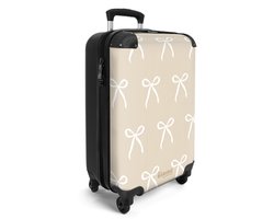 NoBoringSuitcases.com® - Handbagage koffer lichtgewicht - Reiskoffer trolley - Beige - Patroon van witte strikjes - Vakantie rolkoffer met wieltjes - Carryon suitcase - Flightcase - Cabin koffertje - Past binnen 55x40x20 en 55x35x25