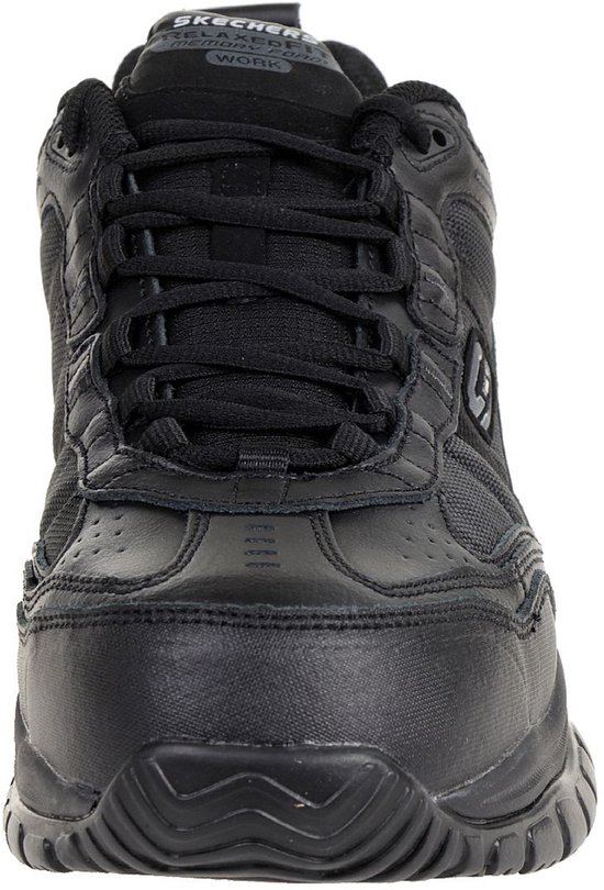 Zwarte Skechers werkschoen, vooraanzicht, met veters en verstevigde neus.