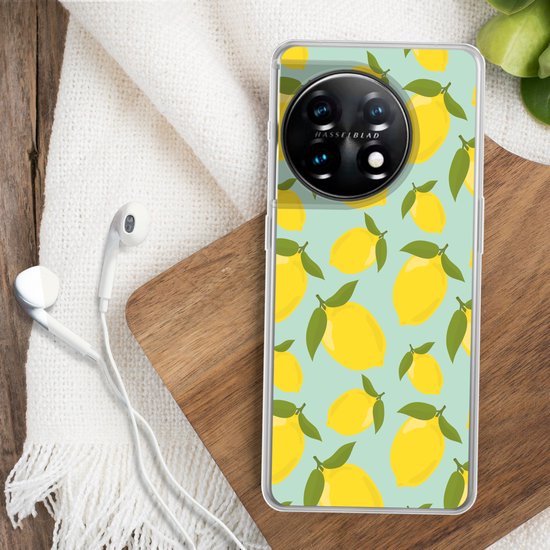 Coque de téléphone à motif citron sur une planche en bois, à côté d'une serviette blanche et d'écouteurs.