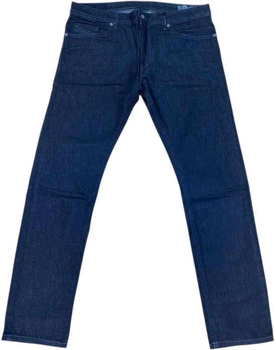 Donkerblauwe Diesel jeans met rechte pijpen.