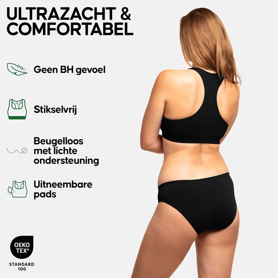 Model draagt zwarte bralette en slip. Witte achtergrond. "ULTRAZACHT & COMFORTABEL", "Geen BH gevoel", "Stikselvrij", "Beugelloos met lichte ondersteuning", "Uitneembare pads", "OEKO-TEX® STANDARD 100".
