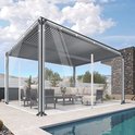Transparante zeildoekwanden om een buitenlounge of pergola met meubels, dicht bij een zwembad.