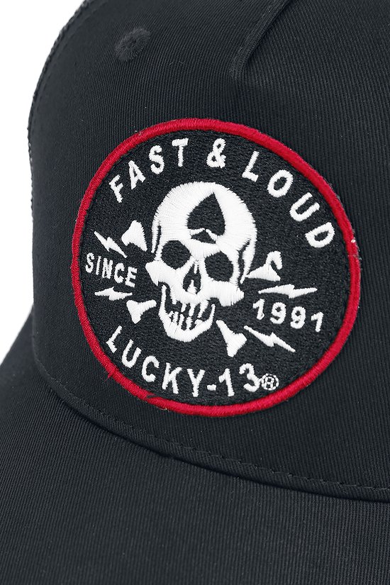 Détail du patch rond 'Lucky 13 Fast & Loud' avec crâne sur casquette noire.