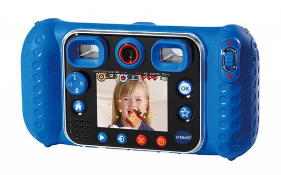 Achterkant van blauwe kindercamera met scherm waarop meisje met pandabeeld te zien is.