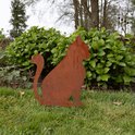 Roestkleurige metalen kat, silhouet van een zittende kat in de tuin.