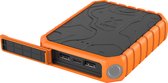 Oranje robuuste Xtorm powerbank met zwart, ruw, topografisch patroon en openklapbare USB-poorten.