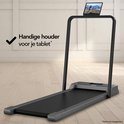 Grijze loopband met een handige houder voor je tablet, die op het frame van de band is gemonteerd.