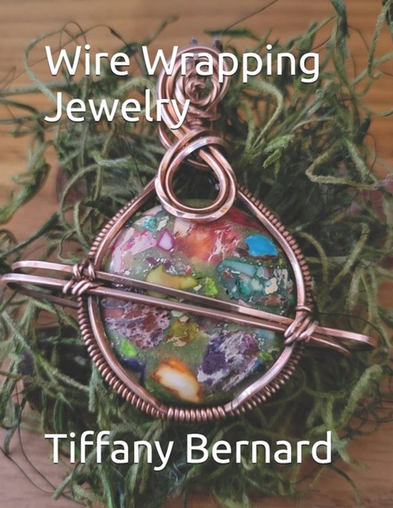 Boek 'Wire Wrapping Jewelry' van Tiffany Bernard, met een handgemaakte hanger van koperdraad en een veelkleurige steen.