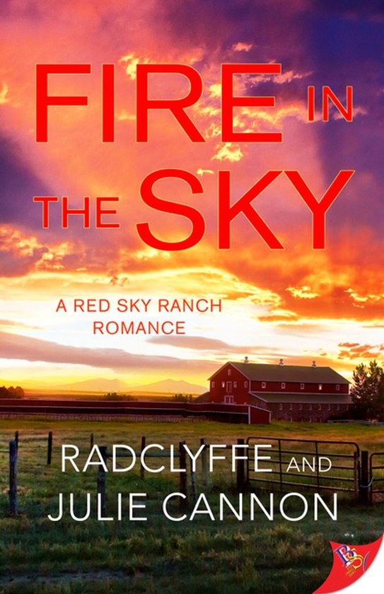 Boekomslag "Fire in the Sky" met dramatische rode en oranje lucht, ranch en bergen op de achtergrond.