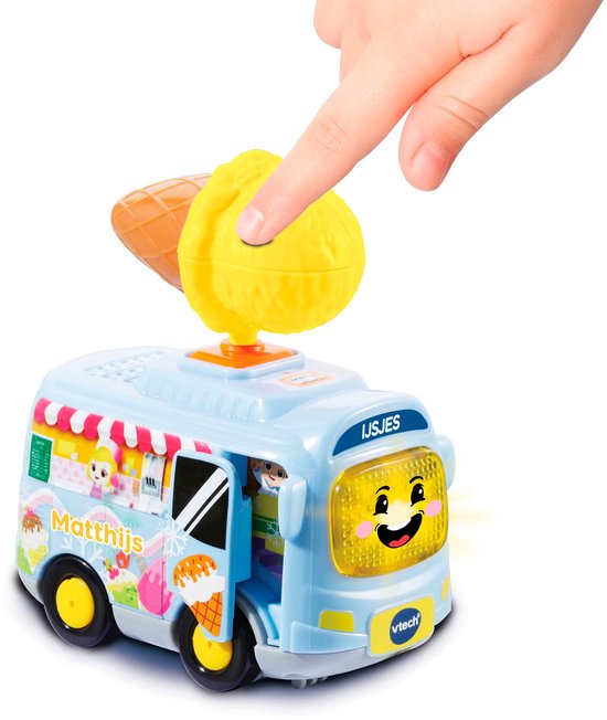 Lichtblauwe VTech ijsjeswagen met gele ijsjes en bruine hoorn bovenop. De voorkant heeft een gezichtje. Een vinger duwt op de bovenkant.
