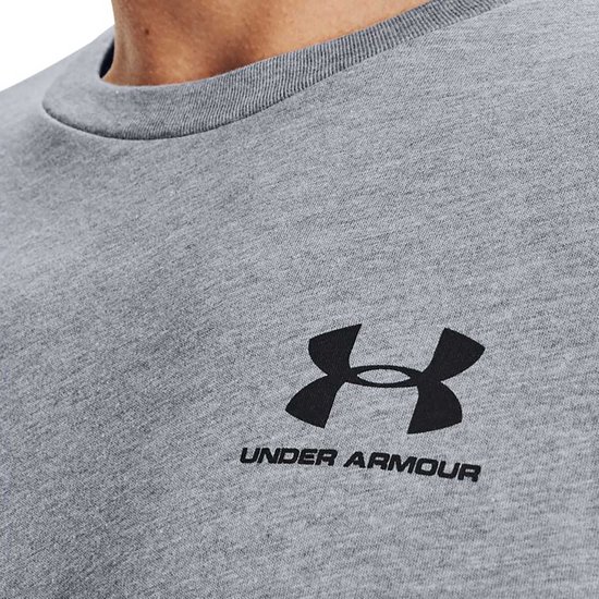 Grijs sportshirt van Under Armour met zwart logo en tekst op de borst.