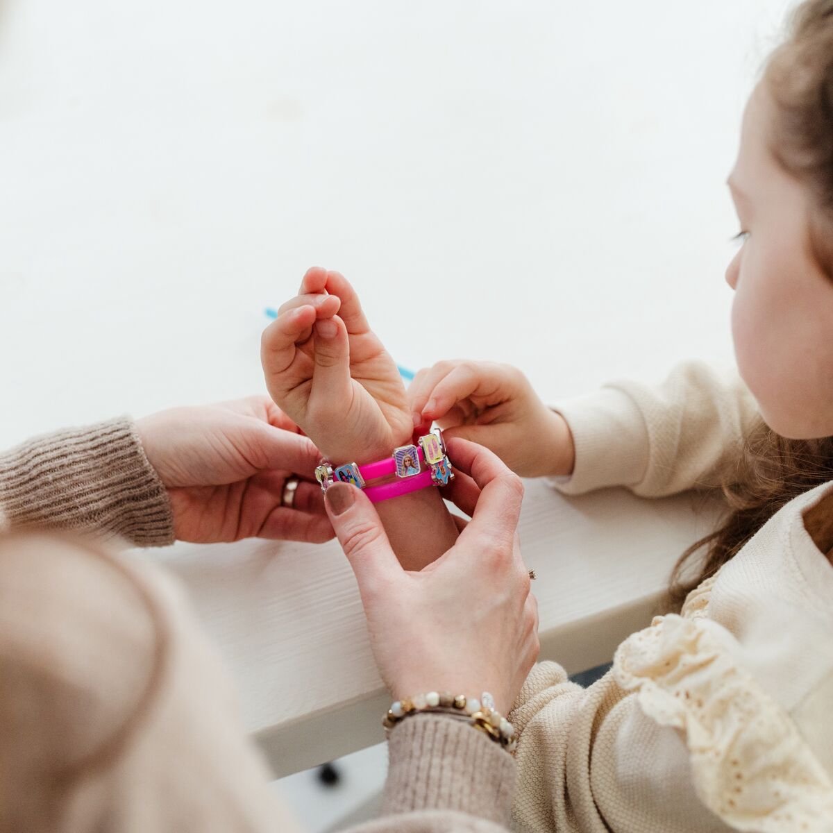 Barbie Totum 3 schuif armbandjes maken met 18 bedels - speelgoed meisjes vanaf 3 jaar - sieraden knutselset peuter kleuter — afbeelding 4