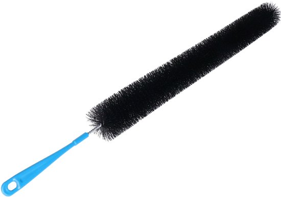 Lange, zwarte radiatorborstel met schuin blauw handvat.