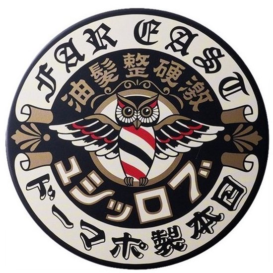 Ronde sticker met een uil, vleugels, en Japanse tekst. Uil heeft een gestreepte borst in rood, wit en zwart.