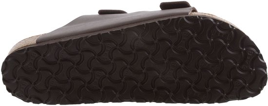 Zijzicht van een bruine Birkenstock Arizona slipper met profielzool.