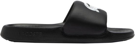 Zwarte slider slipper met witte krokodillenprint op de band en 'LACOSTE' op de zool.