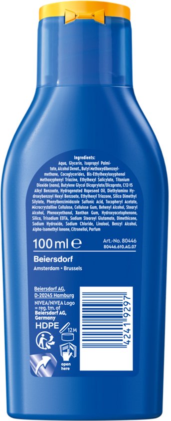 Achterkant van de blauwe NIVEA SUN fles, met ingrediëntenlijst en barcode.