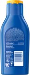 Achterkant van de blauwe NIVEA SUN fles, met ingrediëntenlijst en barcode.
