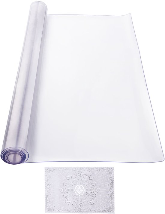 Un protège-table transparent enroulé avec un dessous de plat blanc décoratif à côté.
