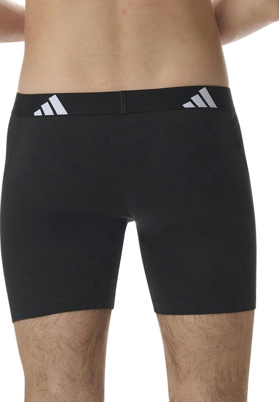 Achteraanzicht van zwarte adidas boxershort met witte adidas-logo's op de elastische tailleband.