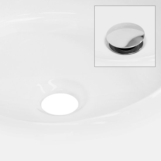 Gros plan d'un lavabo en céramique blanche avec un bouchon de vidange chromé.