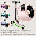 Roze kinderstep met meerkeurige LED-verlichting op platform en wielen. Verlichting is aanpasbaar.
